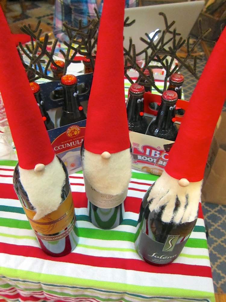 Obliekanie fliaš vína ako Santa Clausa s plsťou ako materiálom nicholas-drotár-fľaše vína-zdobiť-klobúky-baerte