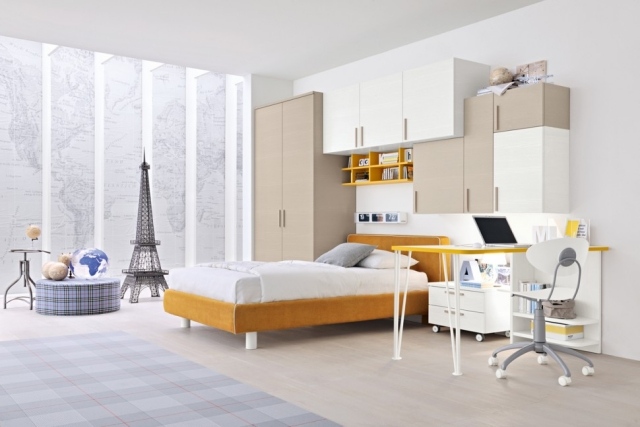 Mládežnícka stena-dizajn-svetová mapa-čalúnené postele na nohách-drevený rám