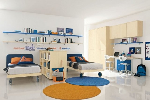 Teeangerzimmer-súrodenec-priečka-polica-drevo-stena-obtisky-výroky