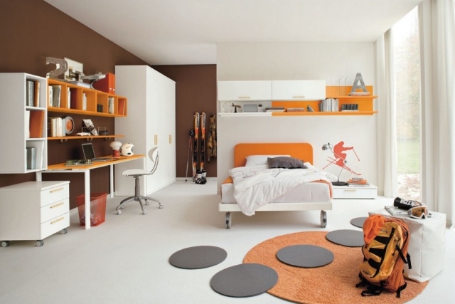 štýlové-steny-miestnosti-steny-teplé-hnedé-maľované-steny-tetovanie-lyžiarske-šport