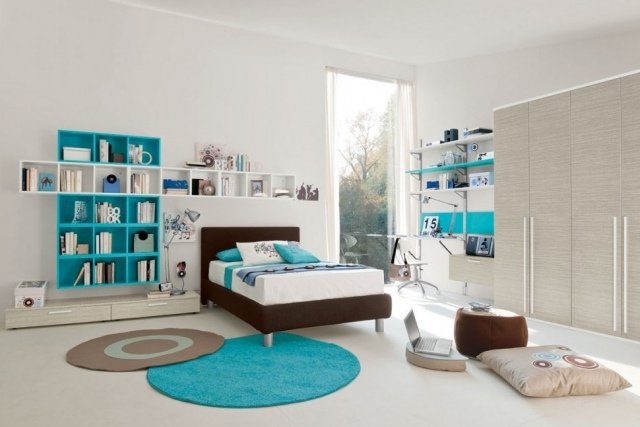 Neutrálne farby-v-miestnosti-mládeže-silné-farebné akcenty-kobalt-modrá-tmavo-hnedá