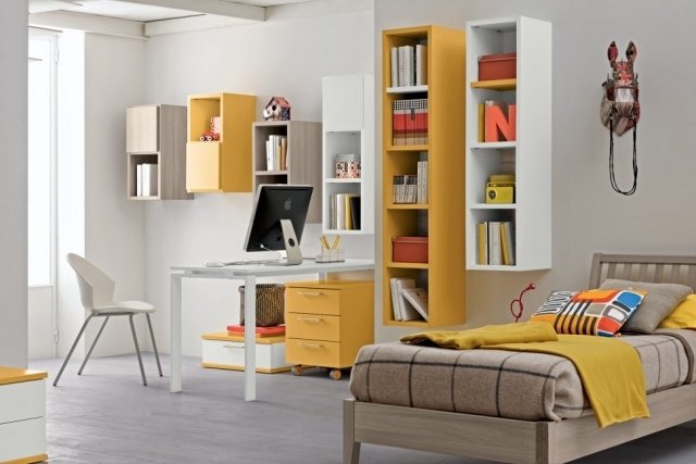 Hravý dizajn-dospievajúca izba-biely stôl-puristická stolička-drevený rám postele