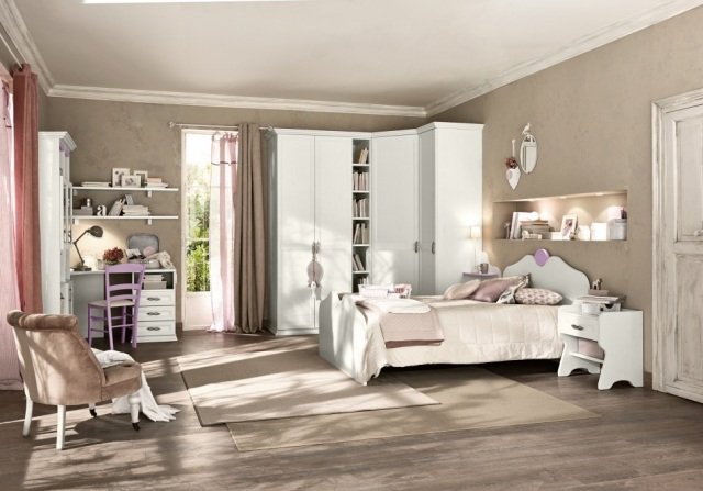 Vintage-miestnosť-nápady-na-dvere-drevo-relax-čalúnené kreslo-závesy