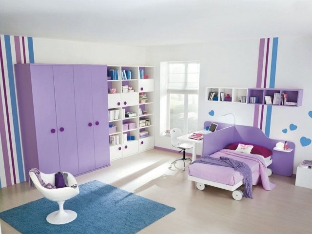 priestranná-dievčenská-rámová-izba-purpurová-sklopné-dvere-skriňa-posteľ-priečka-stena-stôl
