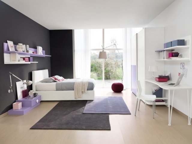 Puristická-chlapčenská-izba-čierna-natretá-stena-biela-stolička-stôl