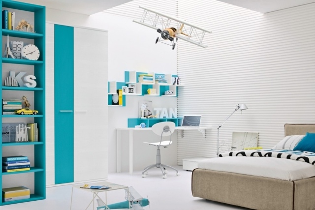 Zariadenia pre teenagerov-chlapcov-policový systém-kobalt-modro-biele-steny-jednoduché