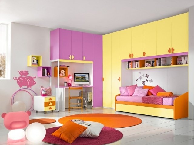 násťročná izba-nápady-rohová skriňa-nálepky na stenu-motýle