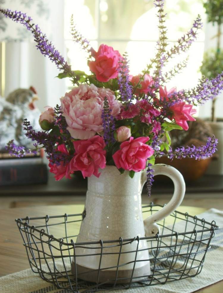 letná kytica nádoba-džbán-váza-ruže-pivonky-vinobranie-košík