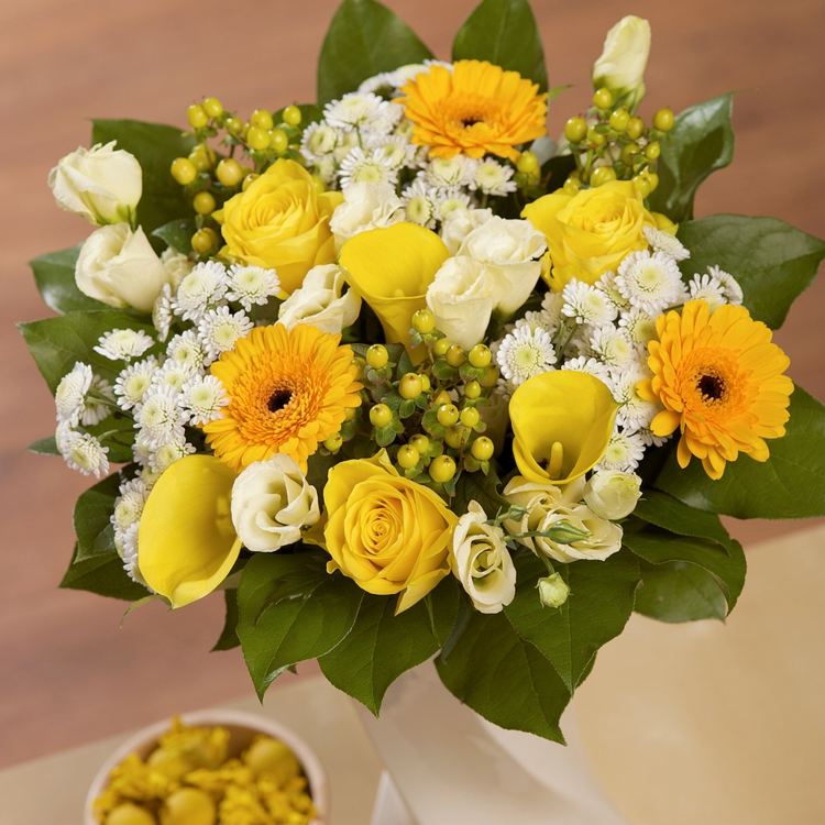 letná kytica žlto-biela-ruže-materina dúška-romantická-listová zelená