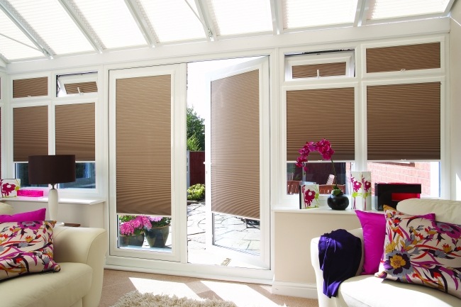 rolety na zimnú záhradu rolety na ochranu pred slnkom farebné vankúše