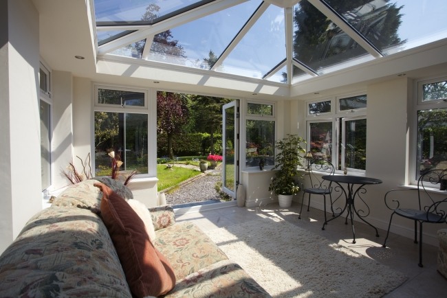 zimná záhrada postaviť okenné sklenené stropné koberce železný nábytok