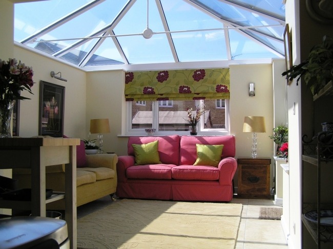 obývacia izba-zimná záhrada sklenený čalúnený nábytok presklená strecha