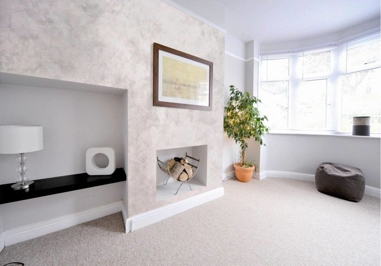 Dizajn steny s technológiou stierania obývačka-krém-sivá-krb-sadrokartón