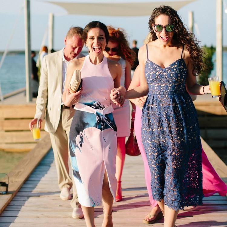 jednoduché účesy pre svadobných hostí otvorené pripnuté vlasy vonkajšia svadba