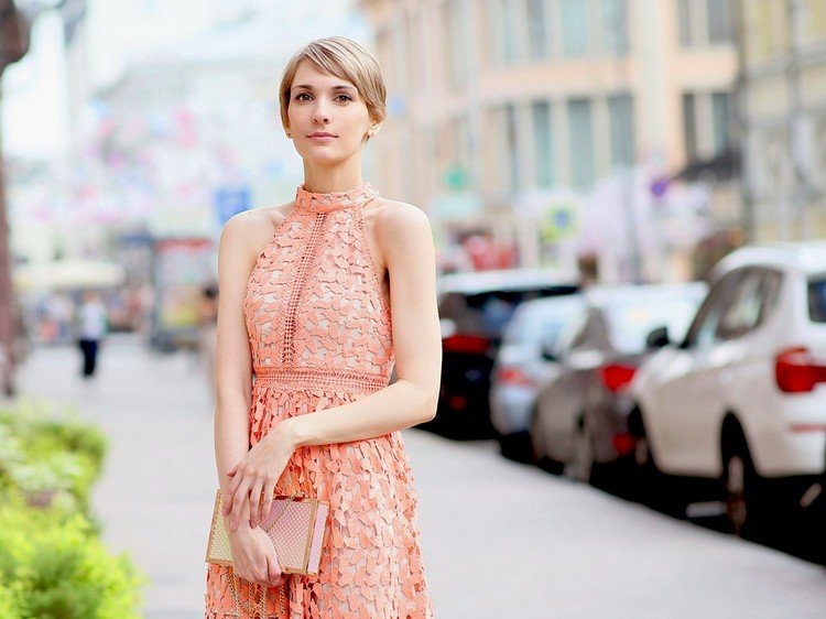 účesy krátke vlasy svadobný hosť krátky účes dámy