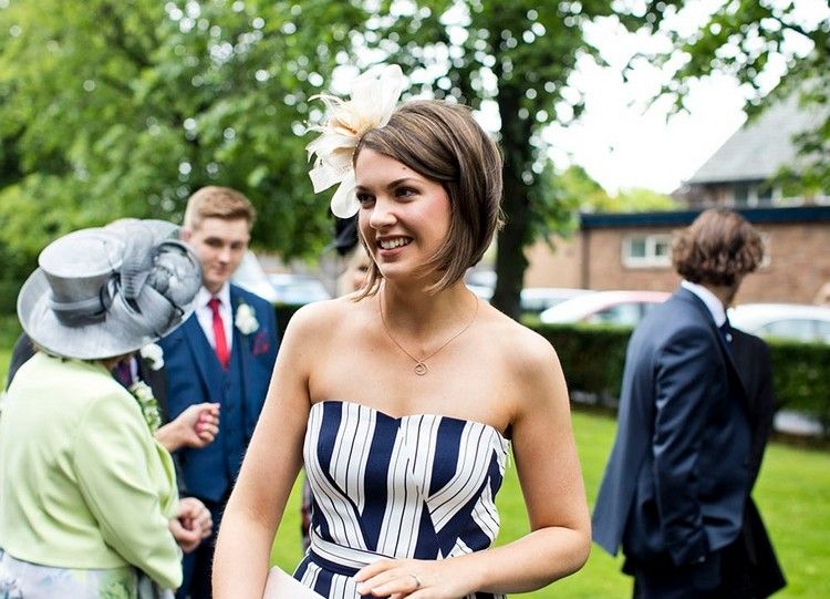 bob účesy svadobné dámy hosť kvetinové vlasové doplnky