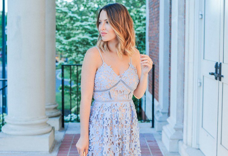 jednoduché účesy pre svadobných hostí dámy stredne dlhé vlny na vlasy