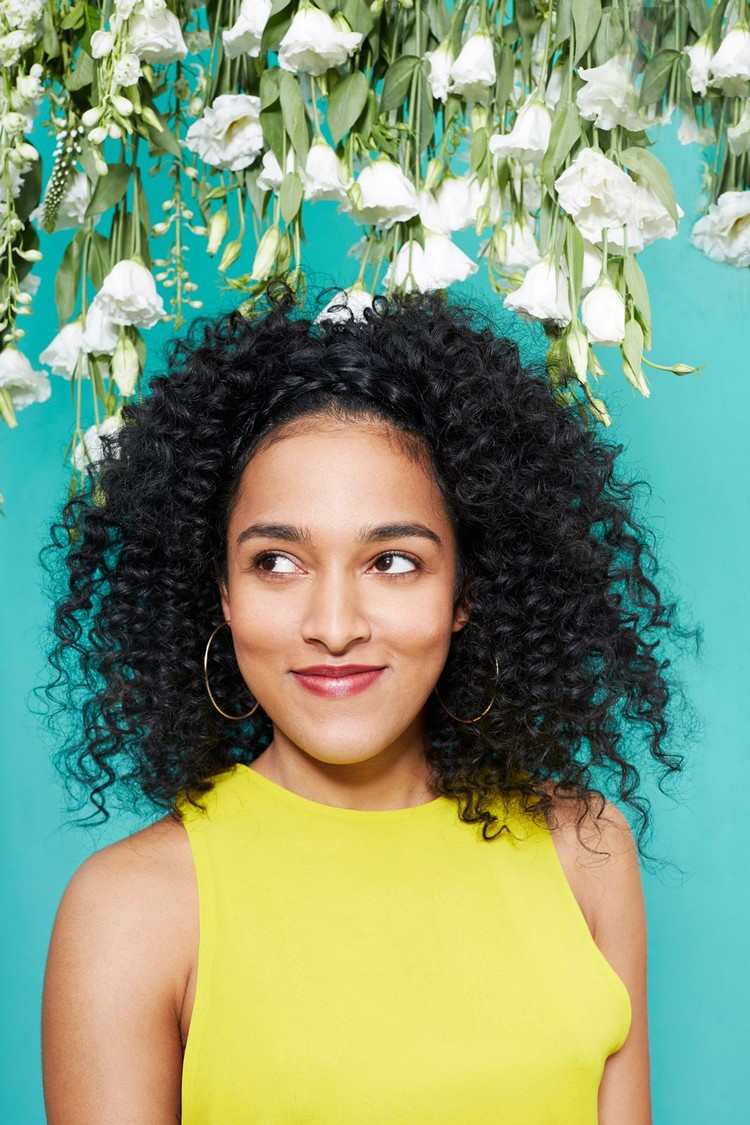 jednoduchý účes svadobný hosť žena prírodné kučery vrkoč