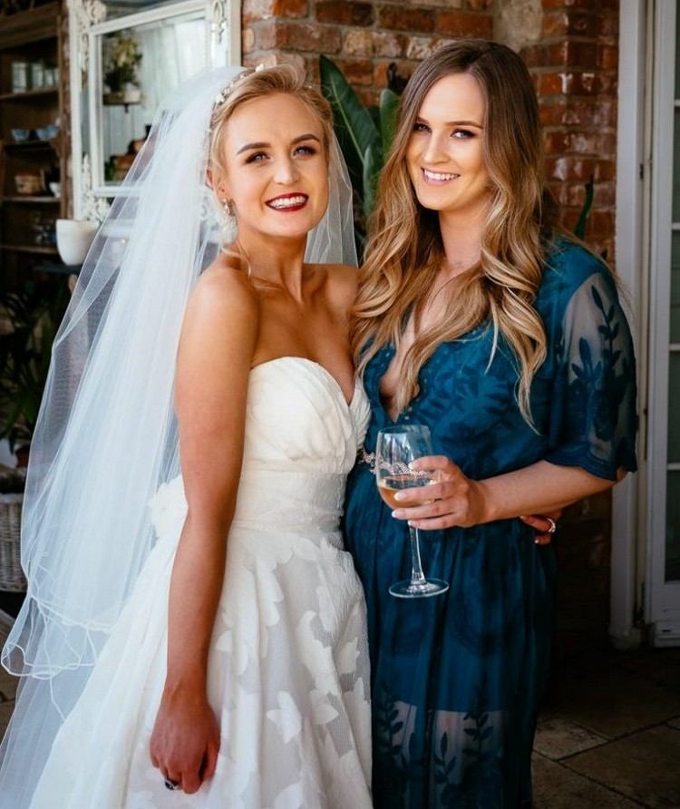 jednoduché účesy pre svadobných hostí dlhé vlasy kučery elegantne