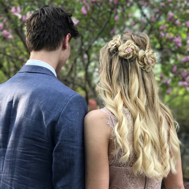 jednoduché účesy pre svadobných hostí kvetinové vrkoče vlasové doplnky