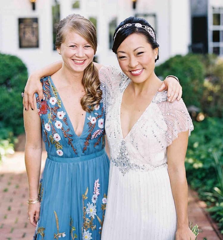 krásne účesy svadobný hosť žena bočné chvosty chvosta