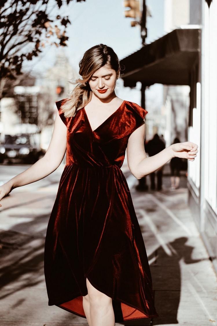 jednoduché účesy pre svadobných hostí dámy pripínajúce vlasy na stranu