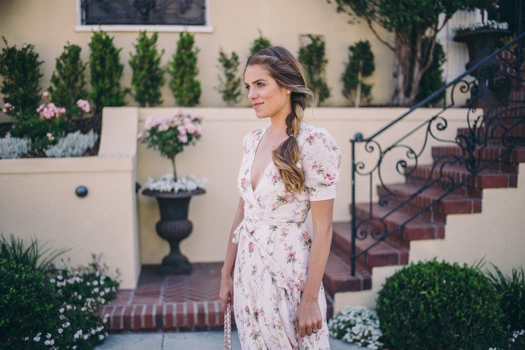 dámske účesy svadobný hosť bočný vrkoč