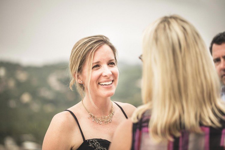 jednoduché účesy pre svadobných hostí diy chignon voľný prameň