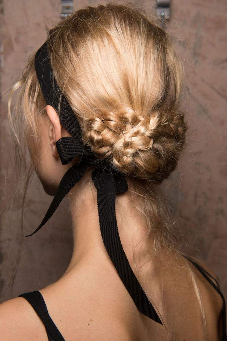 krásne účesy pre svadobných hostí spletený chignon luk