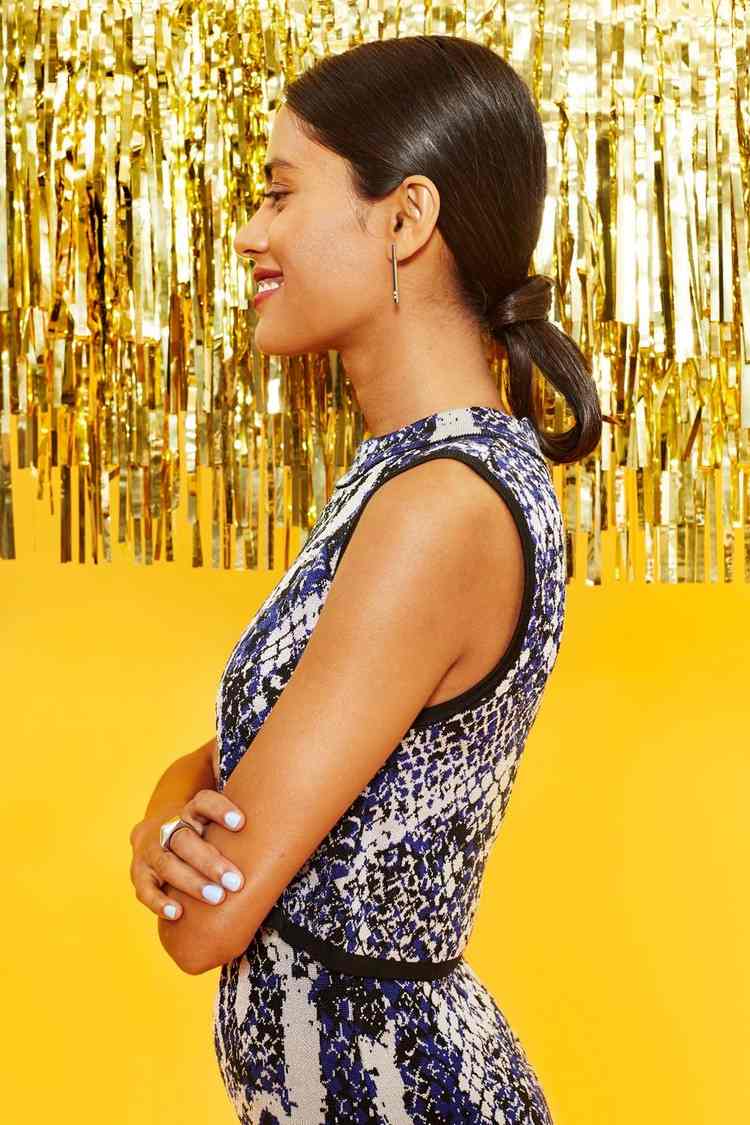 jednoduché účesy pre svadobných hostí dámy rovné vlasy nízky cop