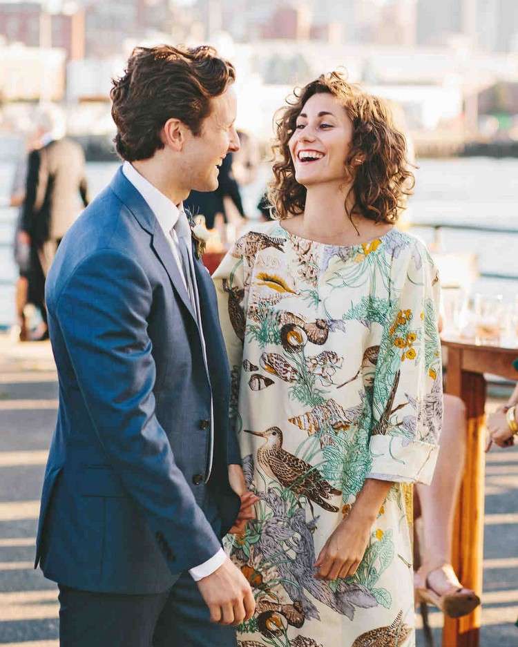 jednoduchý svadobný účes dámy hostia kučery stredne dlhé