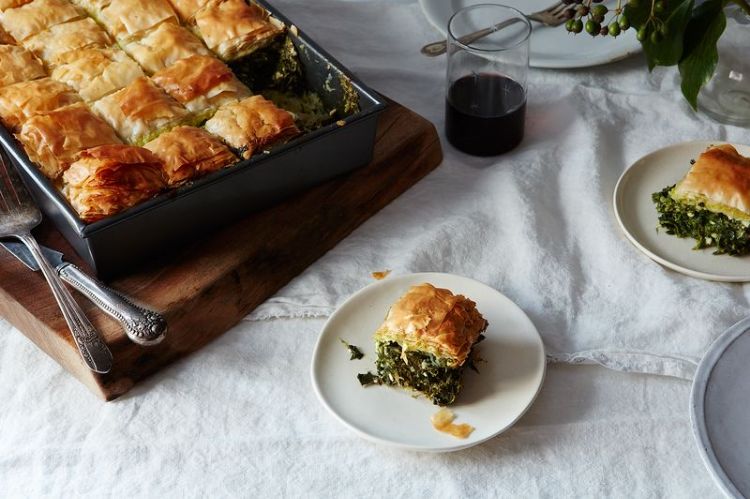 pripravte si grécke recepty sami jednoducho vynikajúci tradičný špenátový koláč podávaný spanakopita
