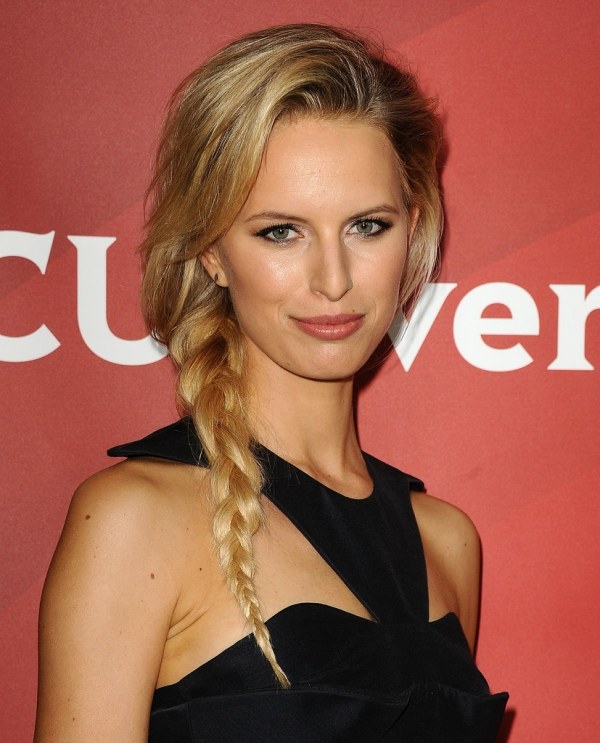 side-cop-Karolina-Kurkova-blond-chic