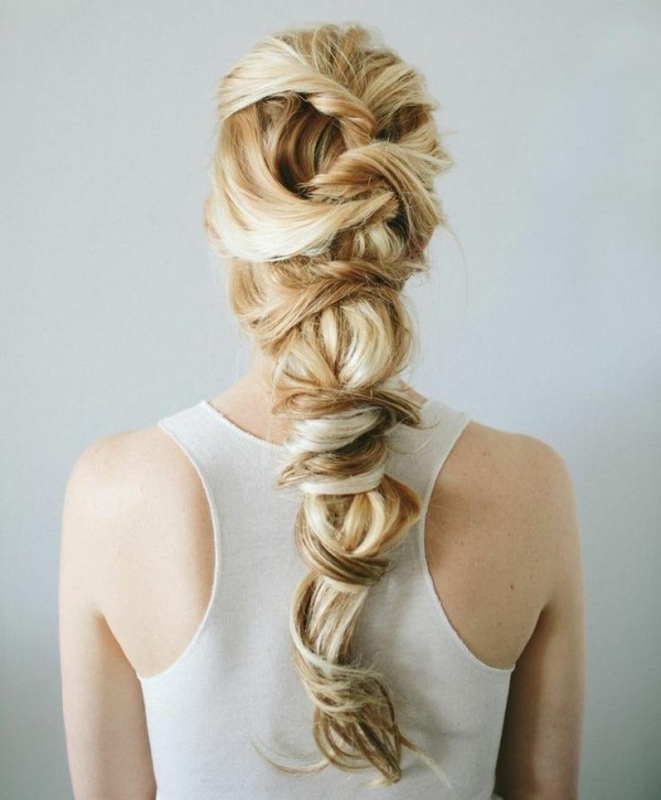 krútený vrkoč-za-obrázkom-blond-vlasy