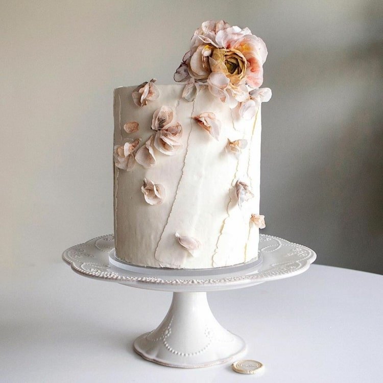 Navrhnite jednoduché malé svadobné torty na jednej úrovni s kvetmi v sušenom vzhľade