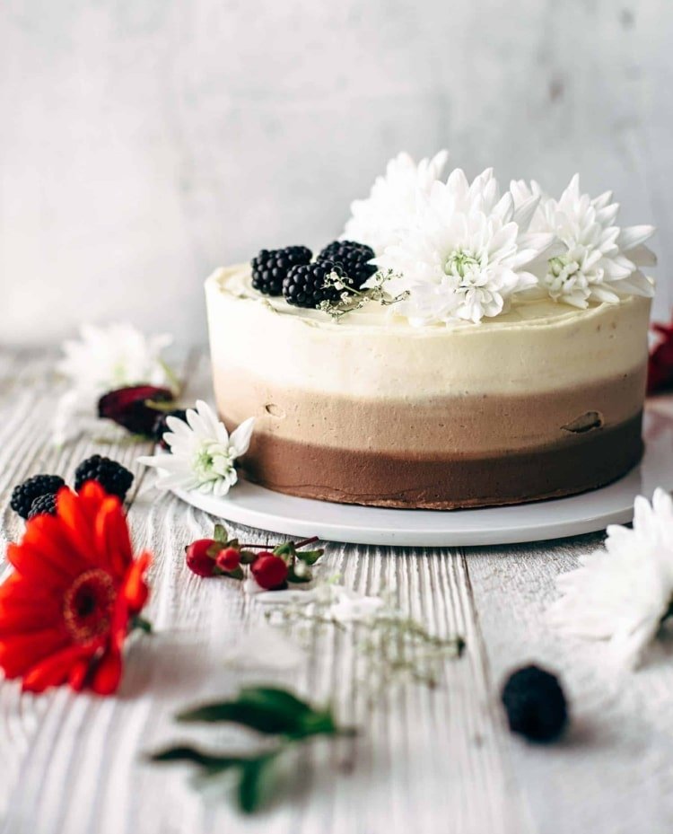 Ombré koláč s čokoládou a ľahkým krémom a černicami