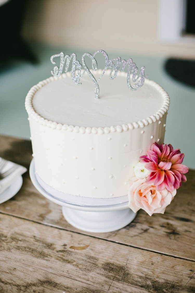 Navrhnite jednoduché, jednostupňové, malé svadobné torty v obyčajnej bielej farbe a s prízvukom