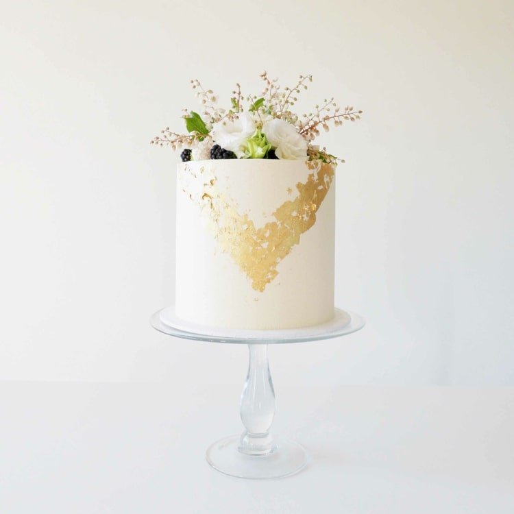 Navrhnite jednoduché, malé, jednostupňové svadobné torty so zlatým akcentom v tvare V.