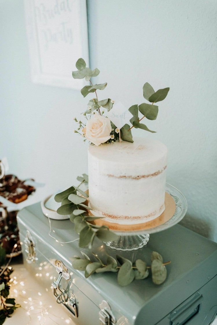Nápad na vintage svadbu s valcovou tortou so zelenou ozdobou na kufri