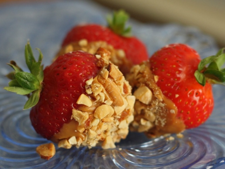 Jednoduché karamelové jahody dezerty jednoduché jahodovo -karamelové oriešky soľ letný dezert