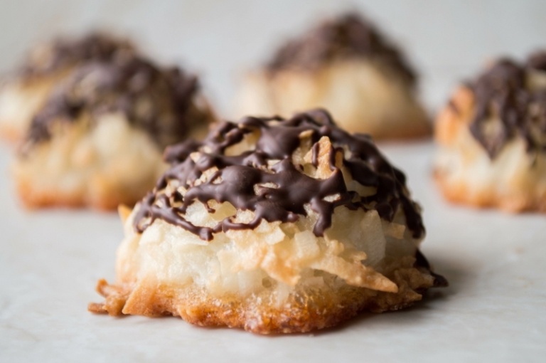 Kokosový dezert dezerty jednoduché makronky kokosové hobliny čokoládová poleva mandľová