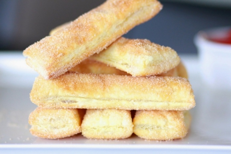 Jednoduchý dezert z lístkového cesta, cukru a škorice jednoduché zákusky upiecť lístkové cesto churro škoricový cukor