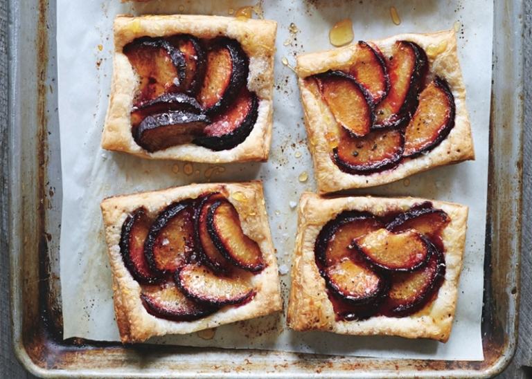 Pripravte si ľahký a rýchly slivkový koláč dezerty jednoduché koláče slivkový ovocný koláč dezert na poslednú chvíľu