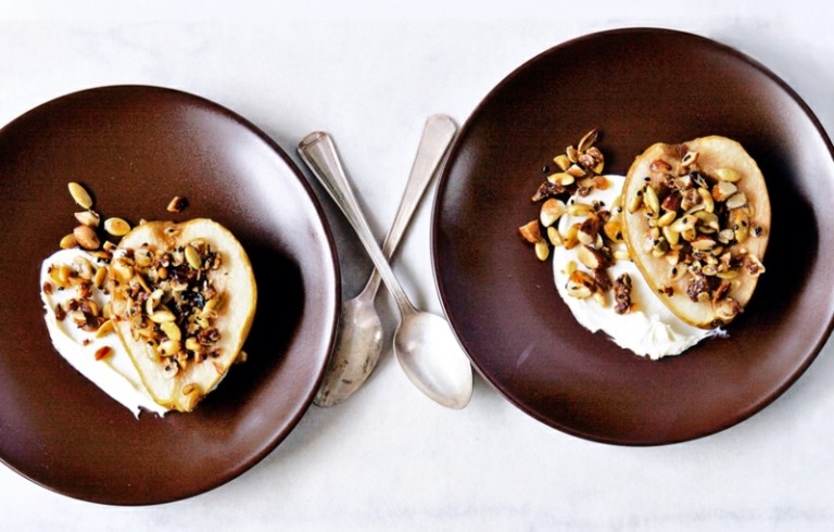 Dezerty s ovocím - vyprážané hrušky dezerty jednoduchý pečený hruškový tanier hnedý zdravý dezert