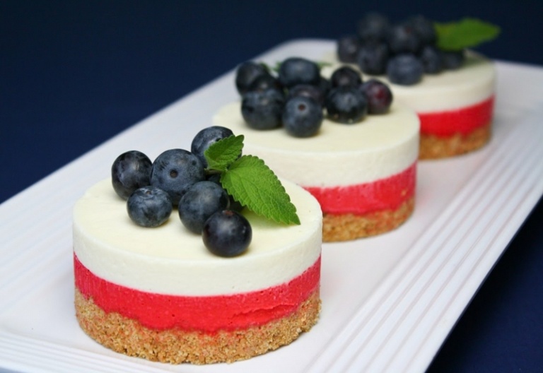 Jednoduché dezerty bez pečenia - tvarohový koláč dezerty jednoduchý tvarohový koláč biele krémové čučoriedky bez pečenia