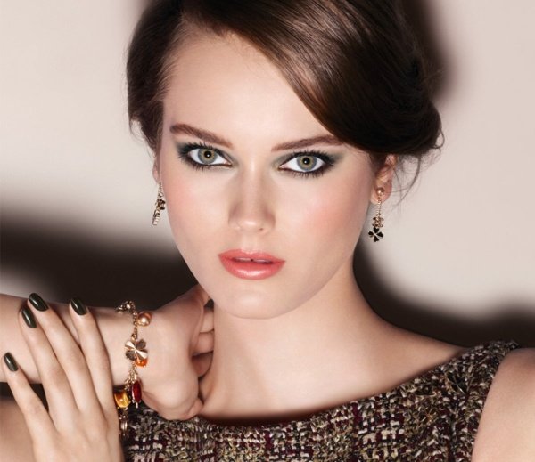 Jednoduché tipy a triky pri líčení Make-up Smokey Eyes ružový rúž vo veľkom štýle