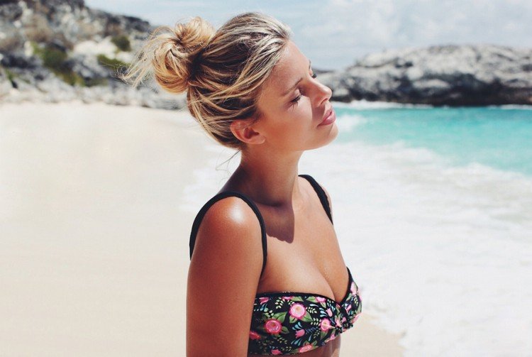 ľahké plážové účesy urobte si voľnejší drdol