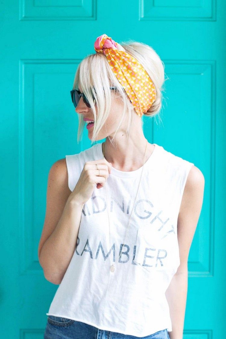 plážové účesy so šálovým drdolom na krku s ofinou