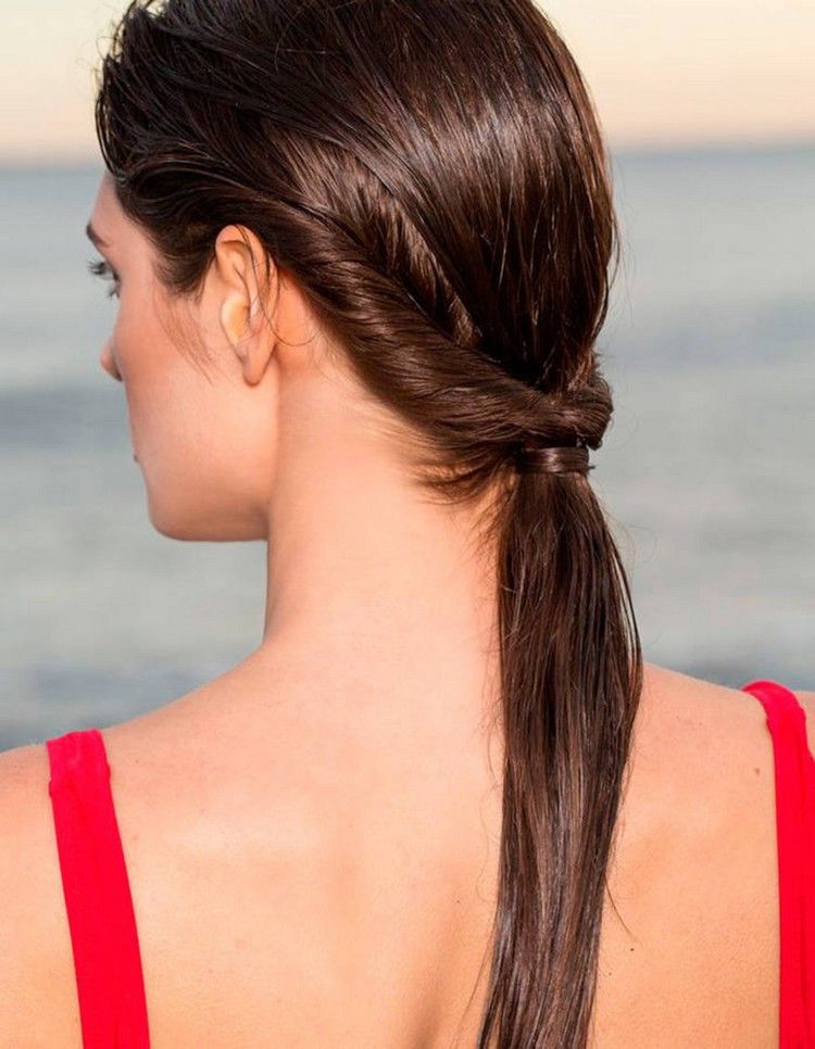 praktické nápady plážové účesy mokré vlasy zviazané nízko