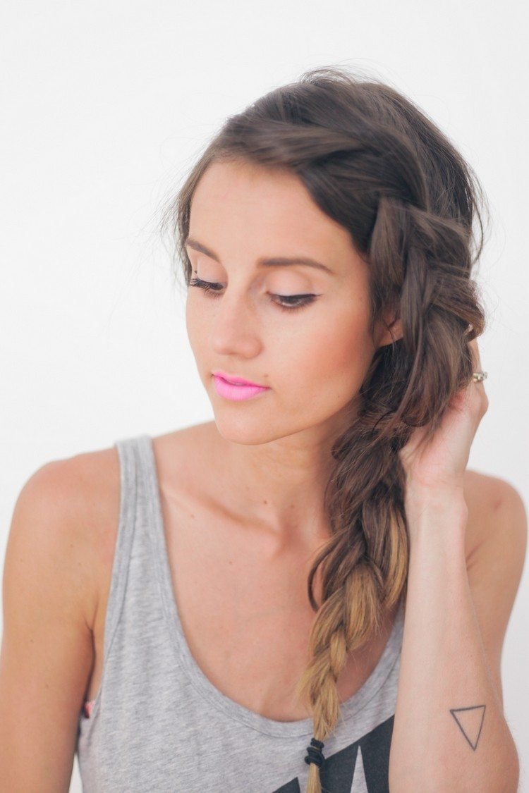 Účesy na pláži sami urobíte bočné pletené vlasy